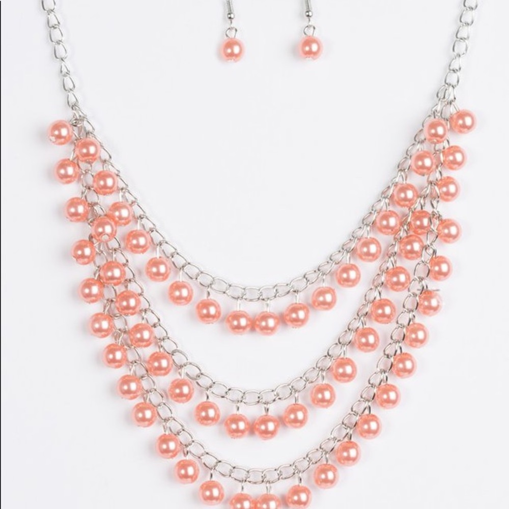 Beautiful pearlized layered necklace (now 1 left)